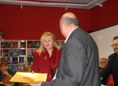 Стойо Вартоломеев връчва първата награда на Катя Стоилова