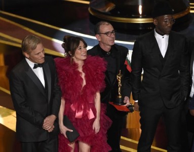 Chris Pizzello – Associated Press_Viggo Mortensen, from left, LCardellini, Dimiter Marinov and Mahershala Ali_award for best picture for Green Book at the Oscars
