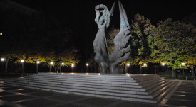 1024px-The_Unification_monument_nightly,_Plovdiv,_Bulgaria_3
