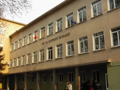 училището