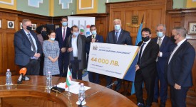 Връчване на чек за дарение
