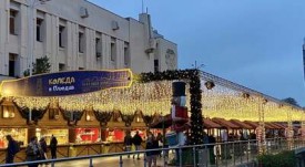 Kostadin-Dimitrov-shte-zapali-svetlinite-na-kolednoto-darvo-pred-sgradata-na-obshtina-Plovdiv